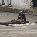 Esed'in bombalarından kaçıp hapishaneye sığındılar