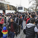 Sınıra doğru hareket eden mülteciler otobüse binerken birbirlerini ezdi