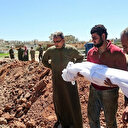 Rejimin saldırısında ölen yakınlarını toplu şekilde gömmüşler