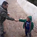 Mehmetçik ekmeğini Suriyeli çocuklarla bölüştü