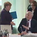 Koronavirüs korkusundan Merkel'in elini sıkmadı