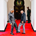 Koronavirüse karşı "ayakla selamlaşma" önlemi