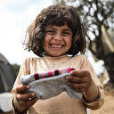 Topladıkları yardımlarla İdlibli çocukların ayaklarını ısıttılar