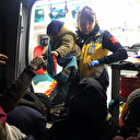 Sınırda gazdan etkilenen bebeklere müdahale edip çikolata verdi