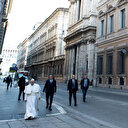Papa Francis, karantinada olan Roma caddelerinde gezindi