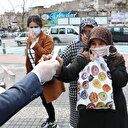 Sokakta vatandaşlara 5 bin adet bedava maske dağıttı: En büyük amacım fırsatçılara fırsat vermemektir
