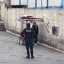 Karantinadan kaçan kadını polis etrafını sararak yakaladı