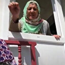 Koronavirüs nedeniyle evden çıkamayan yaşlı kadının oğlunu ikna çabaları izleyenleri güldürdü