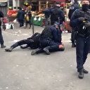Fransız polisi sokağa çıkma yasağına uymayanları yerlerde sürükledi