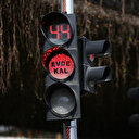 Trafik ışıklarıyla koronavirüse karşı 'Evde kal' çağrısı