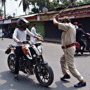 Sokağa çıkanlara dayak