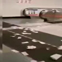 Metroda yere saçılan paralara kimse dokunamadı