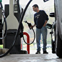 Benzine indirim motorine zam geliyor