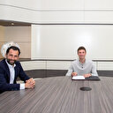 Thomas Müller 'sosyal mesafe' kuralına uyarak imzaladı