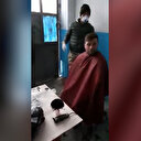 Yasağa rağmen oto sanayide saç tıraşına polis baskını