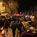 Sokağa çıkma yasağına saatler kala kurulan gece pazarı yoğun ilgi gördü: Vatandaş sosyal mesafe dinlemedi