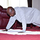 Uganda Devlet Başkanı Museveni resmi ofisinde halkına nasıl egzersiz yapılacağını gösterdi