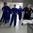 Sağlığına kavuşan koronavirüs hastaları "Penguen dansı"yla taburcu edildi