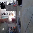 Sokağa çıkma yasağı olan çocuklar pencereden top oynadı