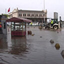Kadıköy'de İSKİ ekipleri çalışma yaptıkları sırada atık su borusunu patlattı