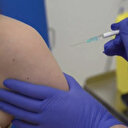 İngiltere'de koronavirüse karşı geliştirilen aşı ilk kez insan üzerinde denendi