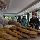 Kısıtlamaya rağmen vatandaşlar ramazan pidesi kuyruğuna girdi