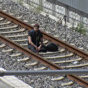 Bakırköy'de büyük panik: Çantamda bomba var deyip raylara oturdu