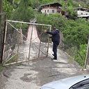 Koronavirüse karşı köy girişine kapılı önlem: Yabancılara izin vermiyorlar