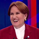 Akşener vatandaşın yönelttiği sorulara cevap vermek yerine kahkaha attı