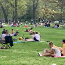 New Yorklular koronaya meydan okuyor: Parklara akın ettiler