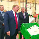 Trump’tan maske üretim tesisine 'maskesiz' ziyaret: Sosyal medyadan tepki yağdı