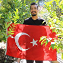 Korona sebebiyle mahsur kalan turistler, turizm merkezinde hem çalışıp hem tatil yapıyorlar