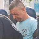 Alman polisi, koltuk değnekli göstericiyi darp ederek gözaltına aldı