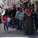 Aydın'da pes dedirten görüntü: Çocuğunu dışarı çıkaran alış veriş kuyruğuna girdi