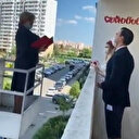 Karantinada sıra dışı nikah: Gelin-damat balkonda, konuklar sokakta