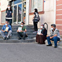 Diyarbakır'da HDP binası önündeki ailelerden Kılıçdaroğlu'na 'Demirtaş' tepkisi: Sende hiç mi vicdan yok?