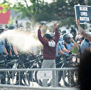 ABD'de siyahi Floyd'un polis şiddetiyle ölümünü protesto edenlere polisten gazlı müdahale