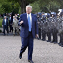 Trump protestoların ortasında Beyaz Saray’dan yürüyerek çıktı