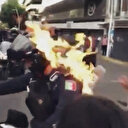 Meksika'da göstericiler bir polisi tiner dökerek ateşe verdi