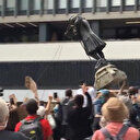 İngiltere’de protestocular köle tüccarının heykelini yıktı