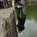 İngiltere'de göstericiler köle tacirinin heykelini yıktı