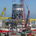 Boğazdan Karadeniz’e geçişi öncesi kuleleri sökülmüştü: Trabzon’da yerine monte ediliyor