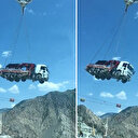 Tonlarca ağırlıktaki iş makineleri Yusufeli Barajı inşaatında bir yamaçtan bir yamaca böyle taşınıyor