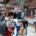 Havalimanında robotlu koronavirüs önlemi