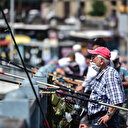 Galata Köprüsü’ndeki olta balıkçıları koronaya aldırmıyor: Sıra sıra dizilip olta salladılar