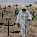 Brezilya’nın ünlü plajında sembolik mezarlar kazıldı