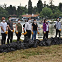 Tuzla Sahili'nde biriken çöpleri Belediye Başkanı Şadi Yazıcı ile vatandaşlar temizledi