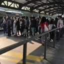 Metrobüs durağında endişe oluşturan görüntüler: Mesafe kuralları hiçe sayılıyor