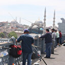 Galata Köprüsü'nde sosyal mesafeli balık avı