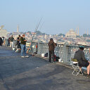 Beklenen görüntü: Galata'da sosyal mesafeli balık avı